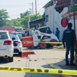 Motociclista cae en un desnivel y termina lesionado